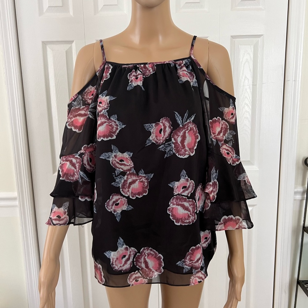 CLICHE’  NWT Open Shoulder Black With Floral Print. Tiered Sleeve. Size PL